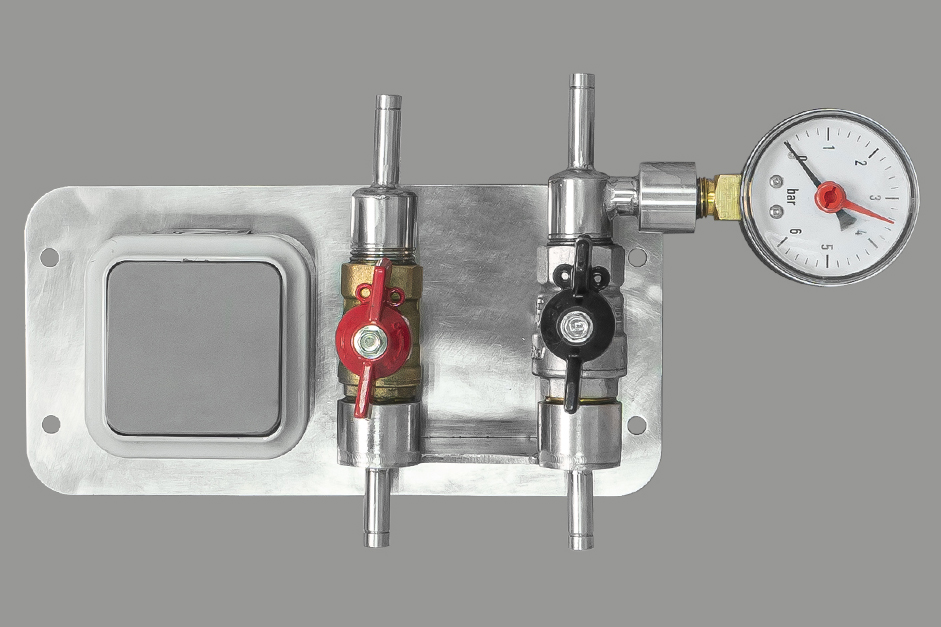 Дистанционный выключатель с настенным креплением и разводкой воды